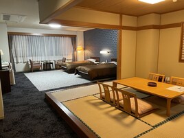 Family Room | In-room safe, desk, laptop workspace, free WiFi