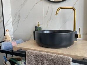 Shower, hair dryer, towels - Cozy apartment in heart Athens near metro Fix 100m (Athina)