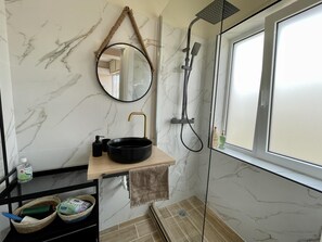 Shower, hair dryer, towels