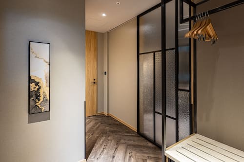 Habitación Deluxe con 2 camas individuales | Edredones de plumas, caja fuerte, cortinas opacas