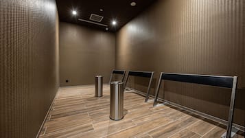 Un ascensor moderno con suelo de madera y barandillas metálicas.