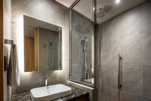 Free toiletries, hair dryer, slippers, towels - Solaria Nishitetsu Hotel Taipei Ximen (Taipei)