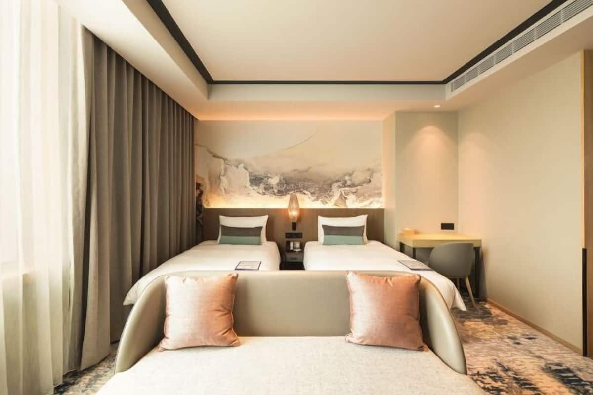 Down comforters, in-room safe, blackout drapes, soundproofing