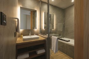 舒适双床房 | 浴室 | 免费洗浴用品、吹风机、拖鞋、毛巾