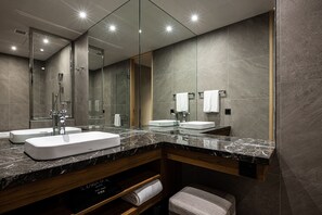 Free toiletries, hair dryer, slippers, towels - Solaria Nishitetsu Hotel Taipei Ximen (Taipei)