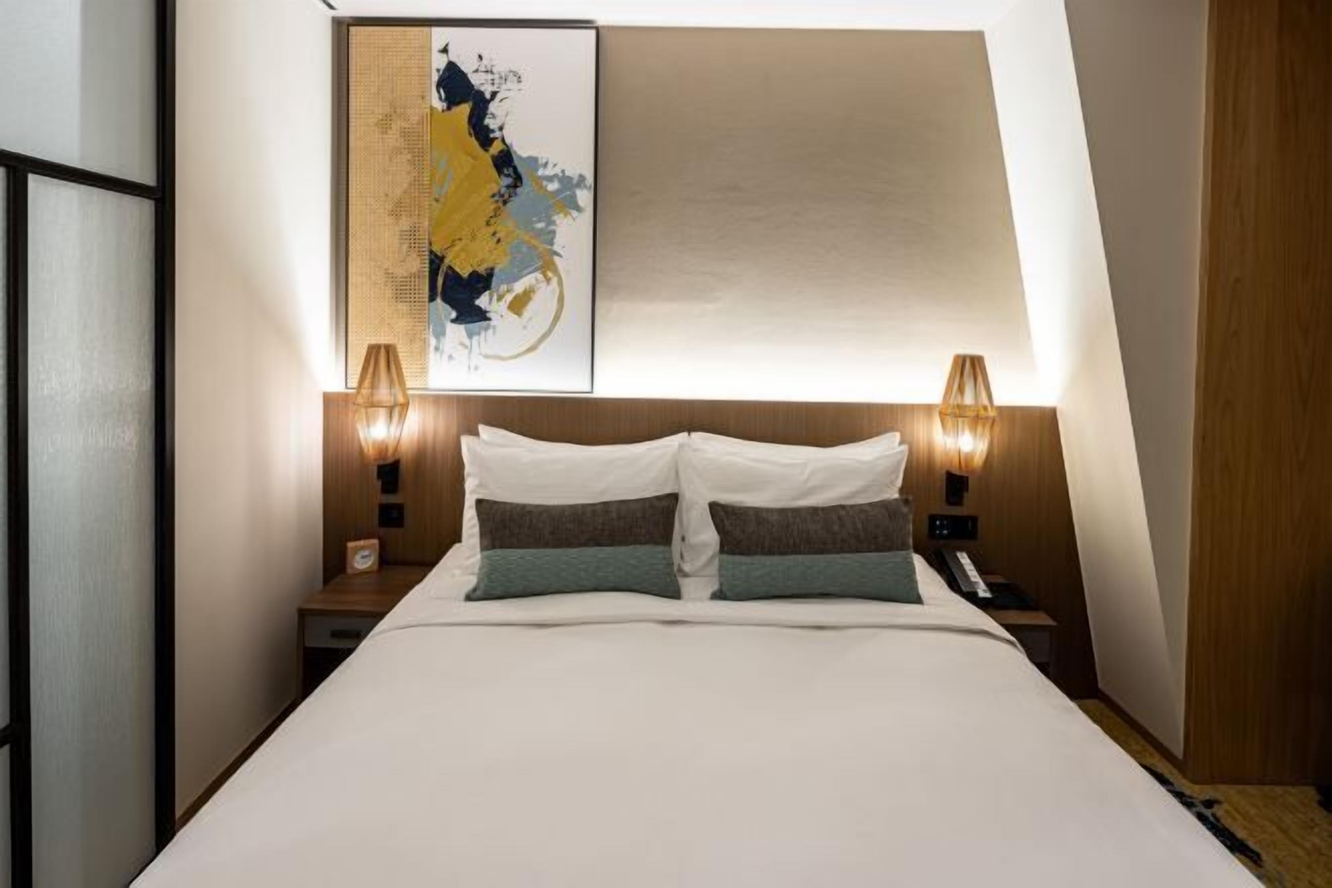 Down comforters, in-room safe, blackout drapes, soundproofing