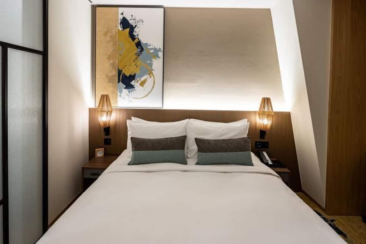 Down comforters, in-room safe, blackout drapes, soundproofing
