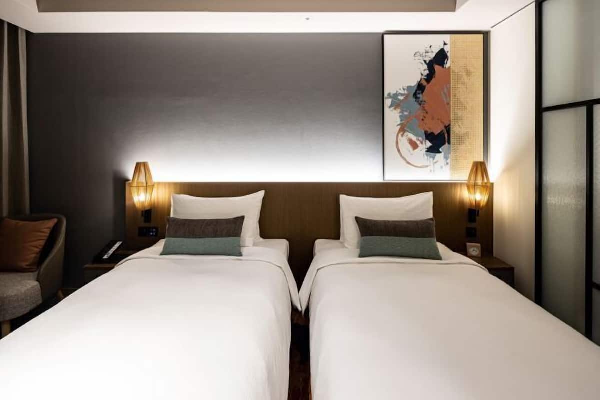 Down comforters, in-room safe, blackout drapes, soundproofing