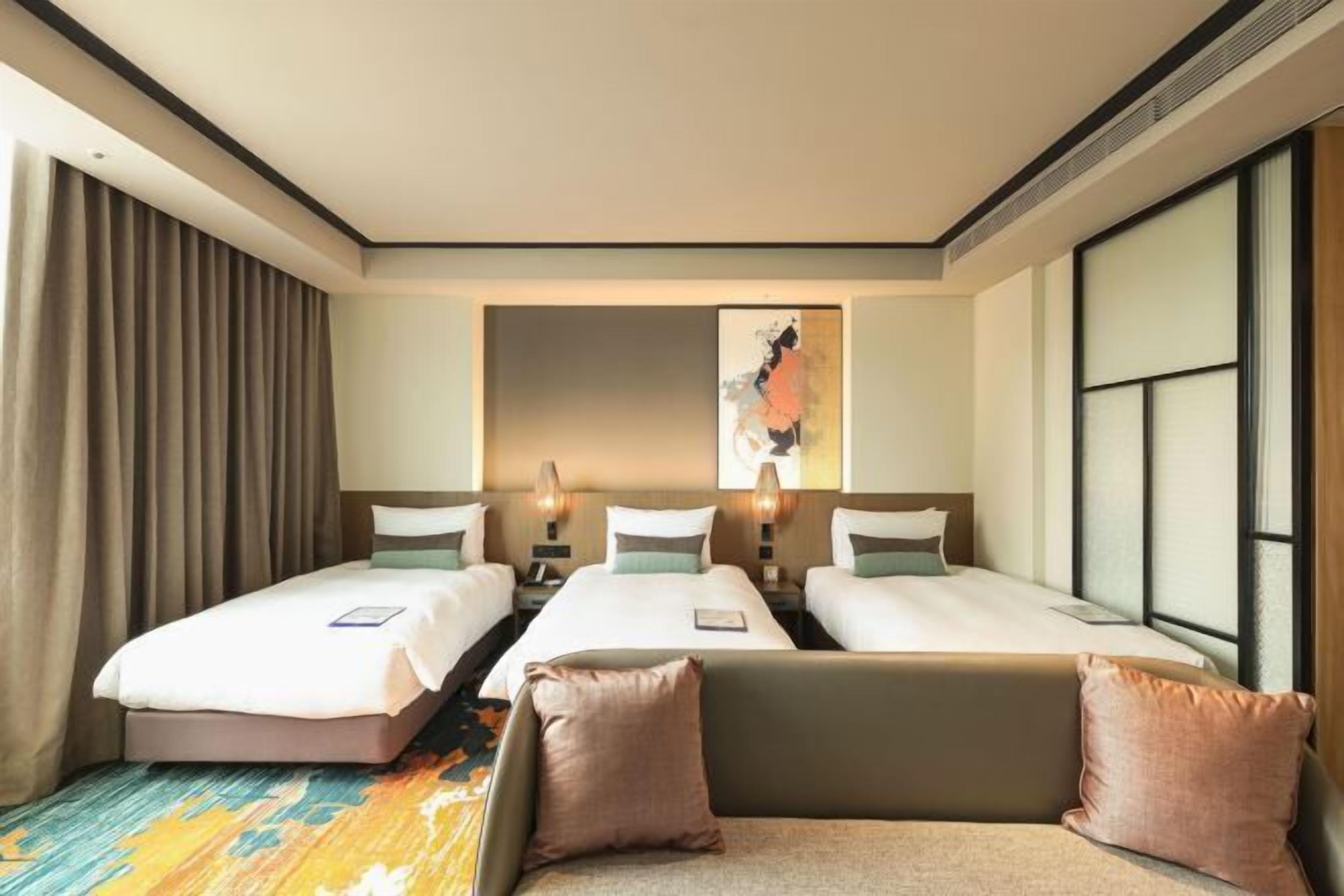Down comforters, in-room safe, blackout drapes, soundproofing