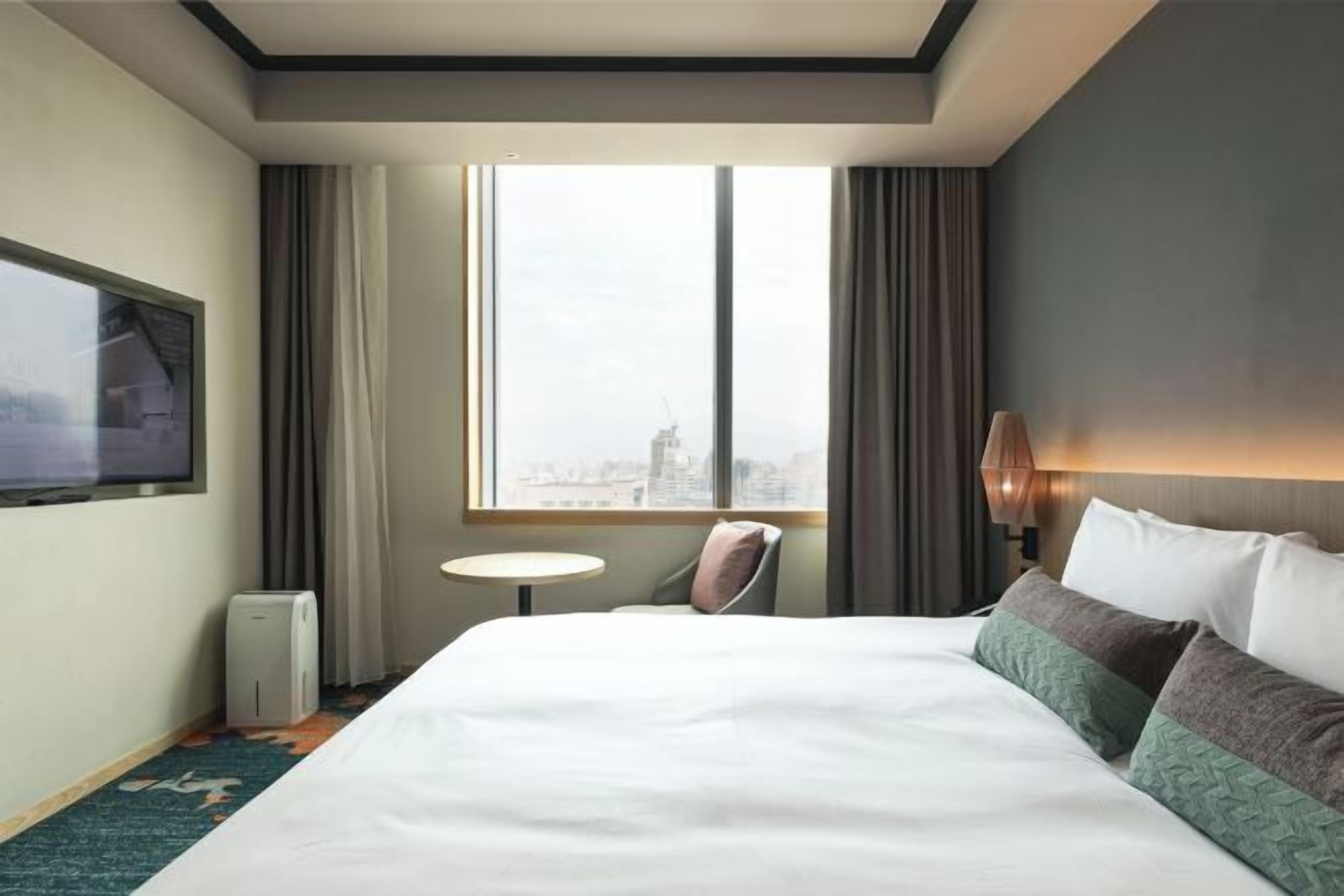 Down comforters, in-room safe, blackout drapes, soundproofing