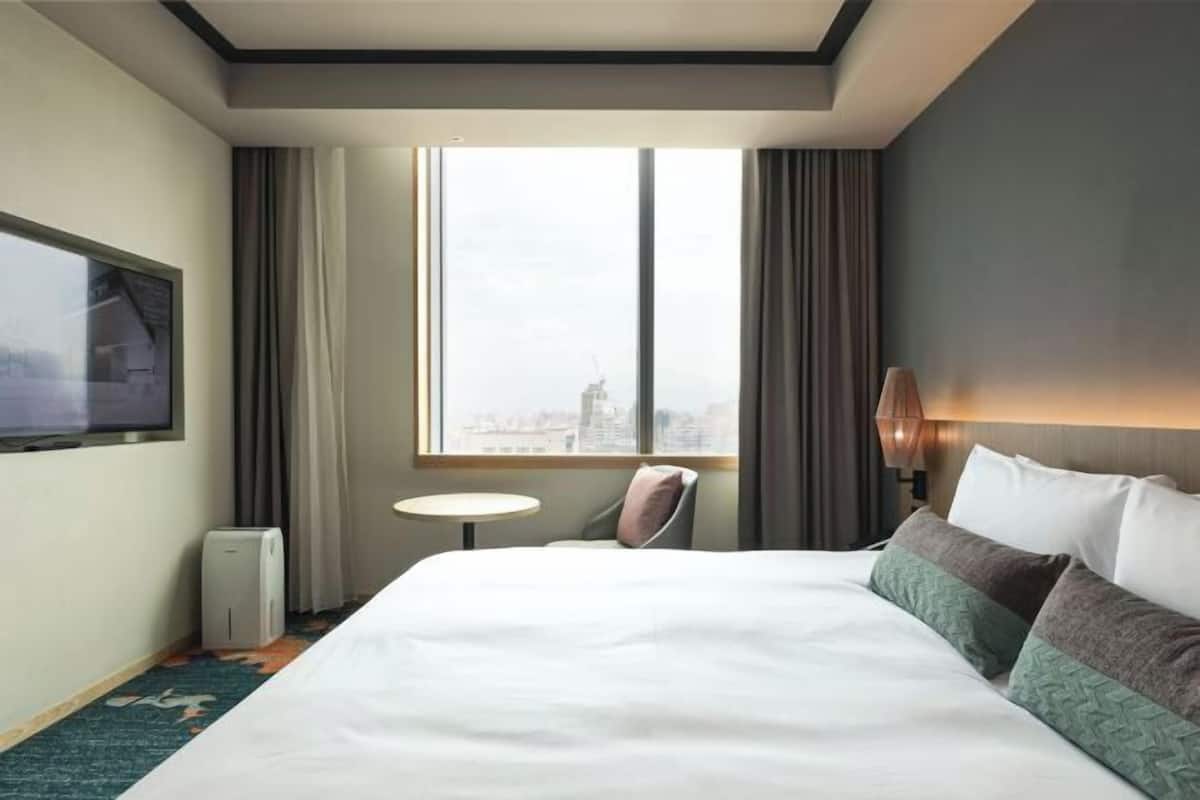 Down comforters, in-room safe, blackout drapes, soundproofing