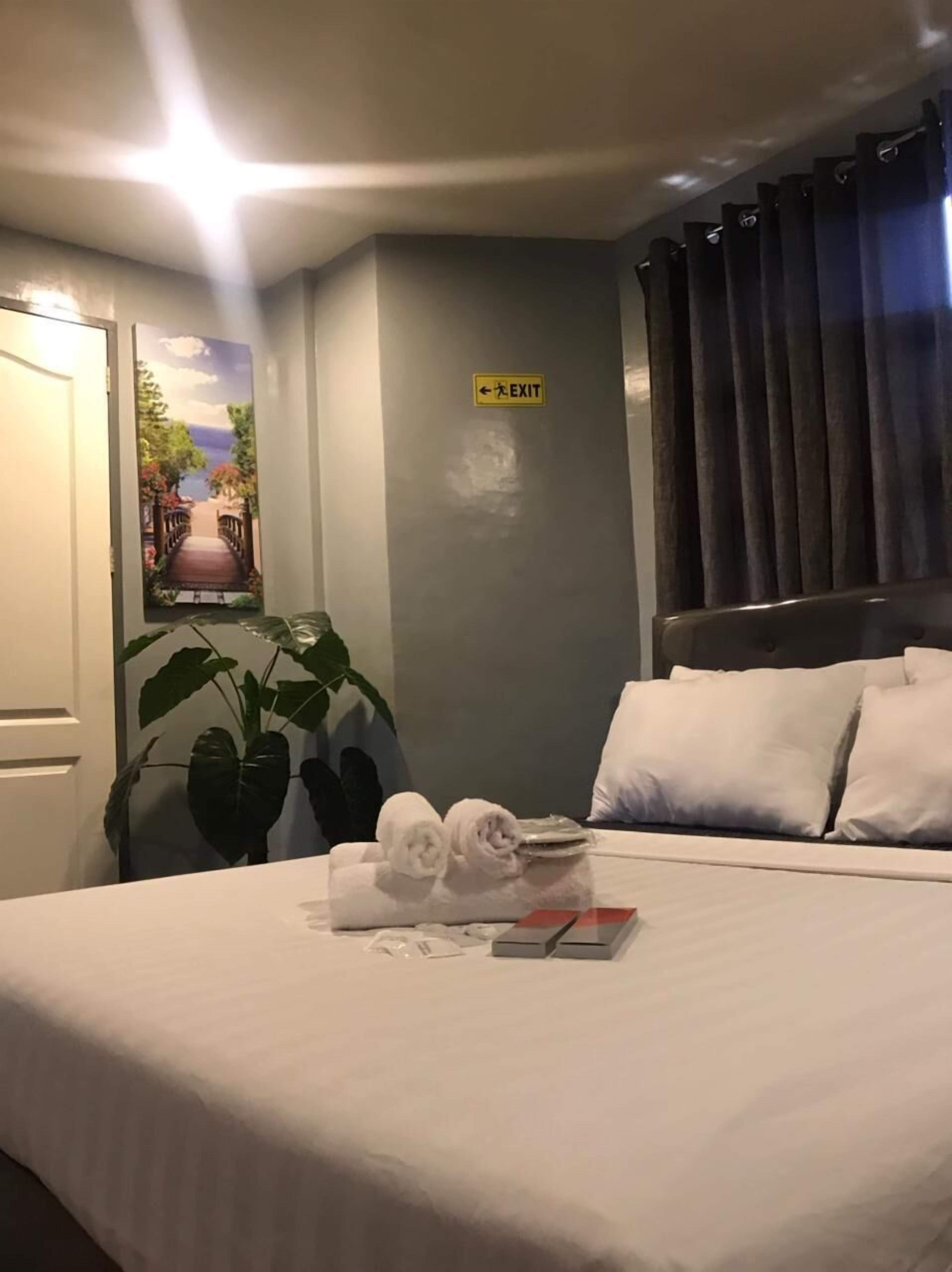 Deluxe Double Room, 1 Bedroom, Non Smoking | Individually decorated, individually furnished, desk, laptop workspace