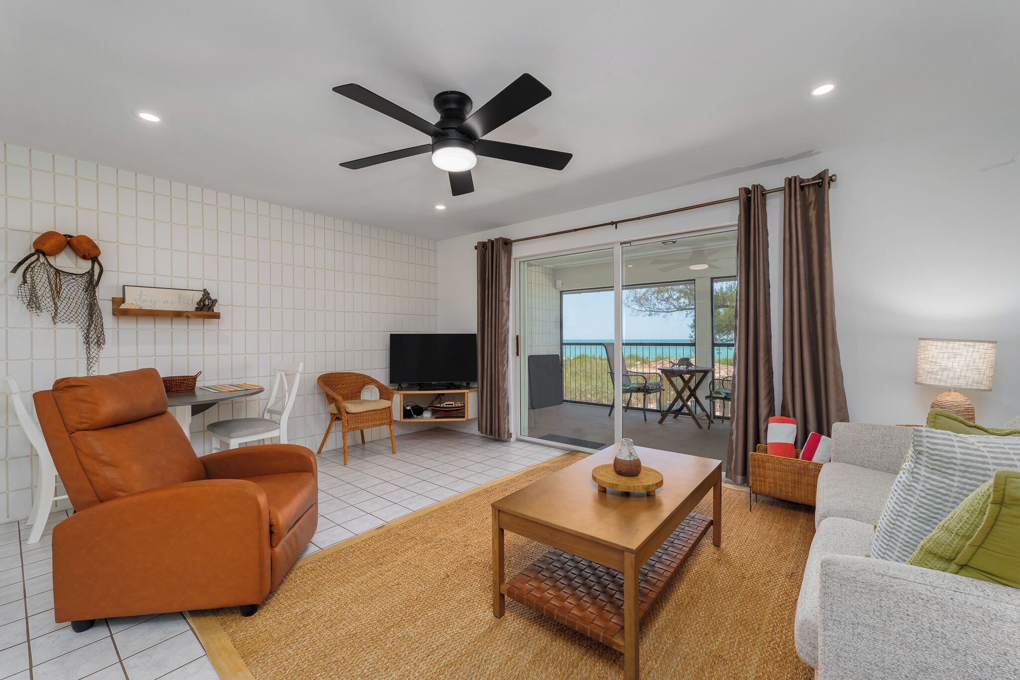 Een smart-tv, boeken en een filmbibliotheek