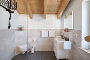 Douche, sèche-cheveux, serviettes fournies