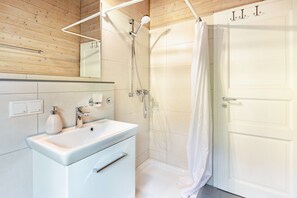 Suihku, hiustenkuivaaja, pyyhkeet