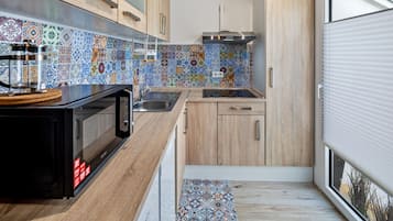 Réfrigérateur, micro-ondes, plaque de cuisson, lave-vaisselle