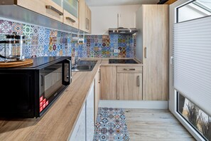 Frigorífico, microondas, placa de cocina y lavavajillas