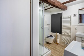 Ducha, artículos de tocador gratuitos, secador de pelo, toallas