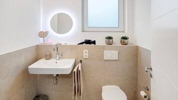 Shower, hair dryer, towels