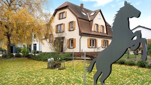 A house with a horse sculpture in the yard. - Apartment "Goldberg" - Living in the Winery (Grünstadt)