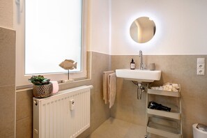 Bruser, gratis toiletartikler, hårtørrer, håndklæder