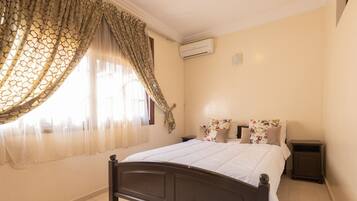 5 bedrooms, iron/ironing board, Internet, bed sheets