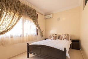 5 bedrooms, iron/ironing board, Internet, bed sheets