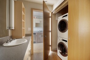 Interior - Classic Queen Anne 1BR w/ Gym, W/D, Lounge & Roof Deck, by Blueground (Seattle)