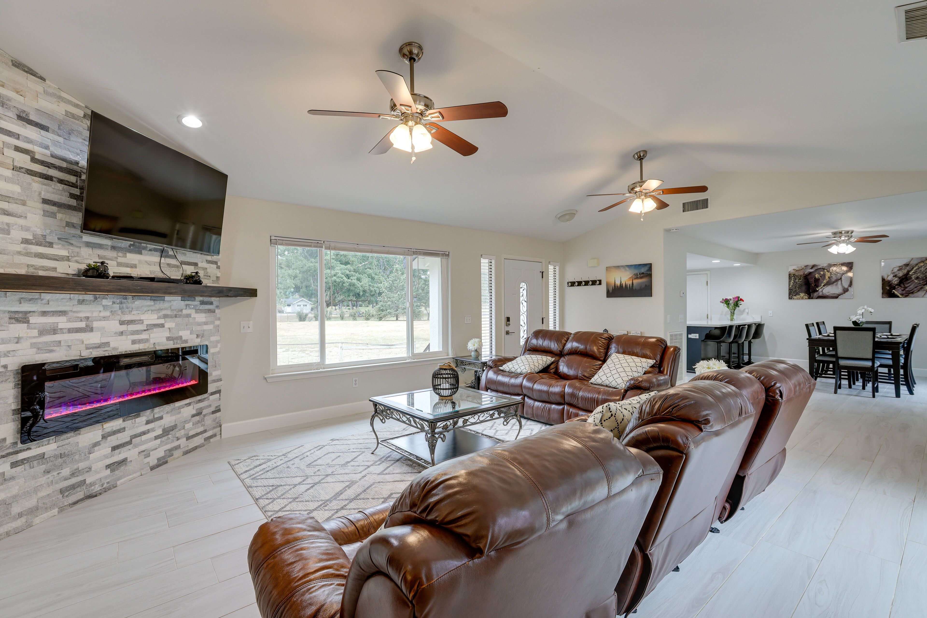 Nice 3 bedroom 2 1/2  bath house with game room and close to many wineries