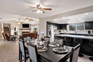 Dining - Modern home, Dog Agility Run, Game Room, Fire Pit & New Playground (Atascadero)