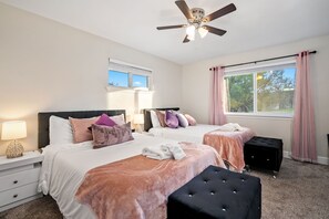 3 bedrooms, in-room safe, desk, iron/ironing board - Modern home, Dog Agility Run, Game Room, Fire Pit & New Playground (Atascadero)