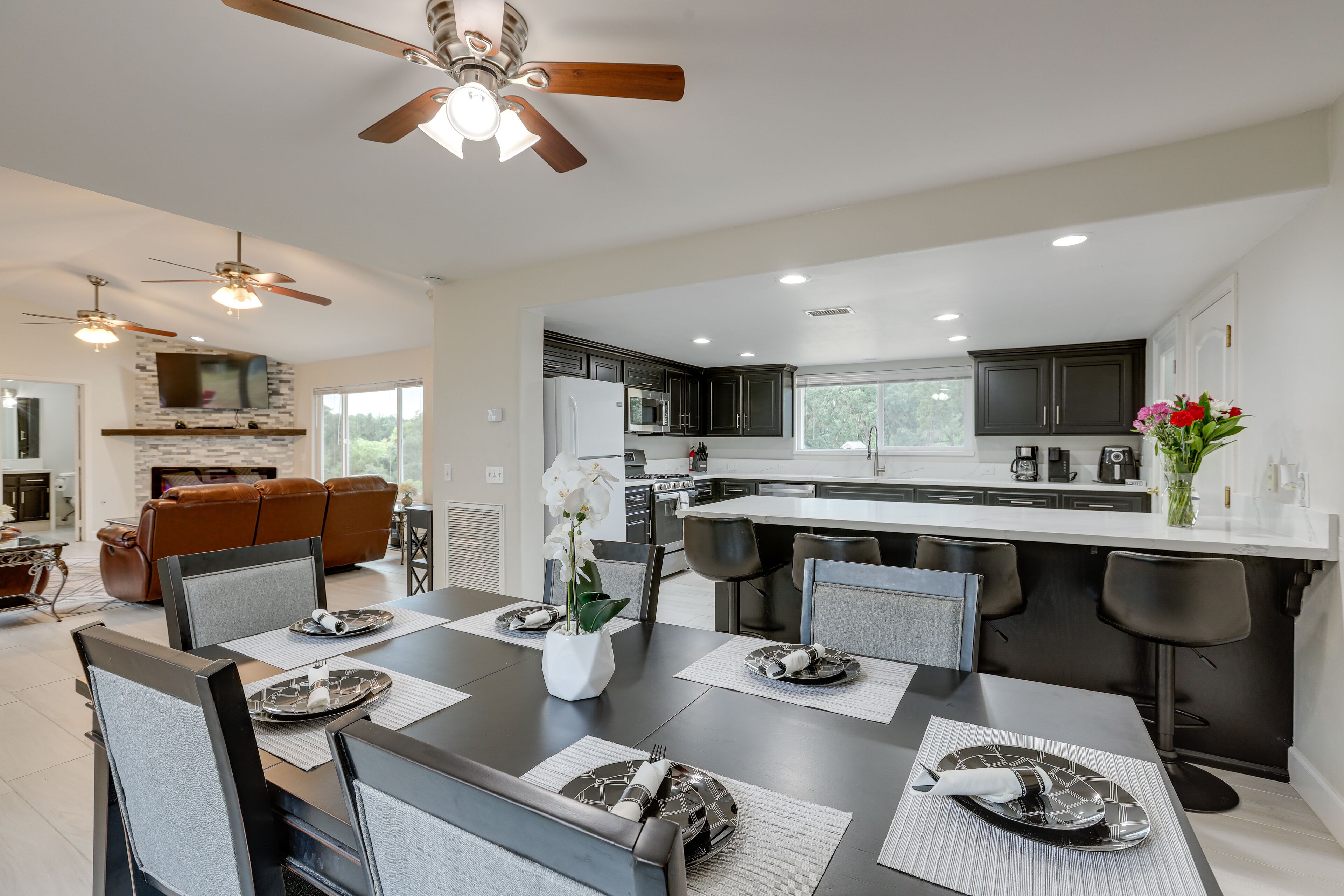 Nice 3 bedroom 2 1/2  bath house with game room and close to many wineries