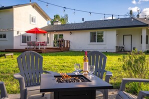 Outdoor dining - Modern home, Dog Agility Run, Game Room, Fire Pit & New Playground (Atascadero)