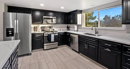 Modern home, Dog Agility Run, Game Room, Fire Pit & New Playground