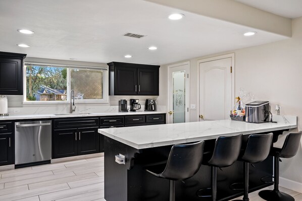 Fridge, microwave, oven, stovetop - Modern home, Dog Agility Run, Game Room, Fire Pit & New Playground (Atascadero)