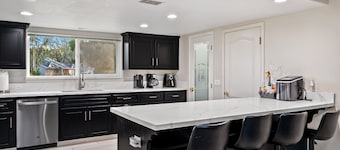 Modern home, Dog Agility Run, Game Room, Fire Pit & New Playground 