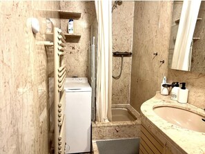 Dusche, Haartrockner, Handtücher, Seife