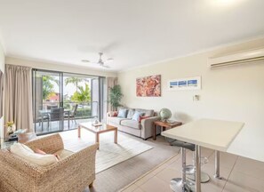 Living area - Seasalt@Airlie Beach - Best Location 1bed Apt , Private Spa (Airlie Beach)