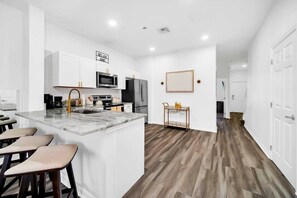 Geladeira, micro-ondas, fogão, cooktop