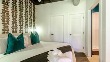 Desk, iron/ironing board, WiFi, bed sheets