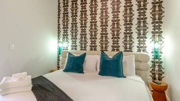 Desk, iron/ironing board, WiFi, bed sheets