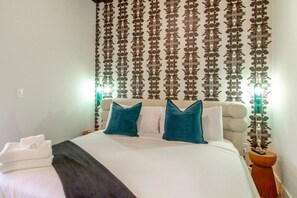 Een bureau, een strijkplank/strijkijzer, wifi, beddengoed