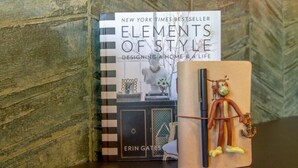Un libro titulado 'Elements of Style' de Erin Gates, colocado junto a un adorno sobre una mesa.