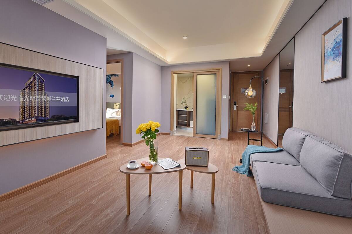 Executive Suite | Blackout drapes, iron/ironing board (on request), WiFi (free)