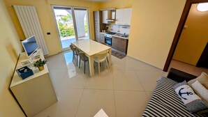 Ein modernes Apartment mit Essbereich, Küche und Wohnzimmer.