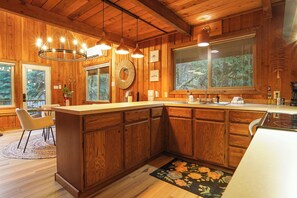 Fridge, microwave, oven, stovetop - Romantic Mt Baker Cabin with a touch of Rustic Charm! Woodstove, Hot Tub, Pet friendly (Glacier)