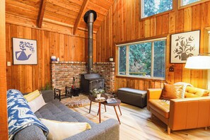 TV, fireplace, offices - Romantic Mt Baker Cabin with a touch of Rustic Charm! Woodstove, Hot Tub, Pet friendly (Glacier)