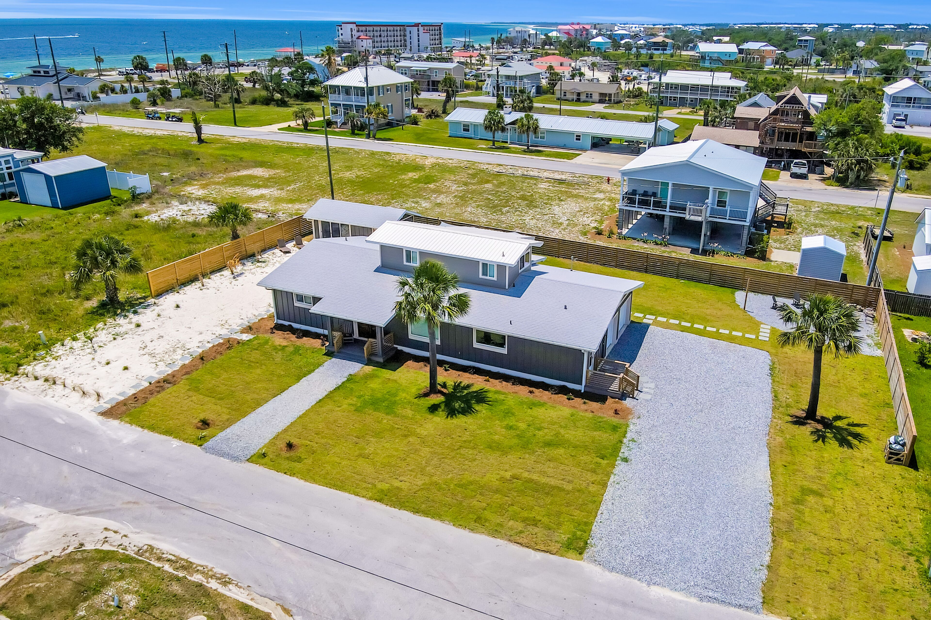 Spacious home with firepit, patio, enclosed yard, full kitchen, TV, & lanai