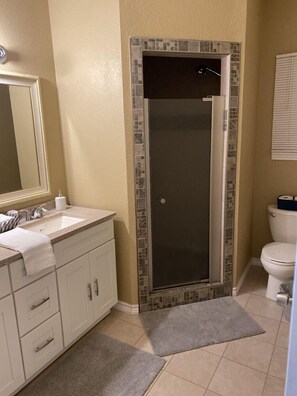 Regadera, toallas, shampoo, papel de baño 