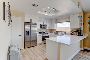 Refrigerador, microondas, horno y parrilla de estufa 